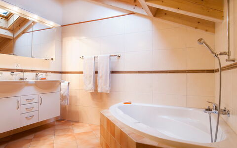 Aquila: Badezimmer, Zimmer, Eigentum, Interior Design, Gebäude, Die Architektur, Wand, Haus, Fussboden, Armatur