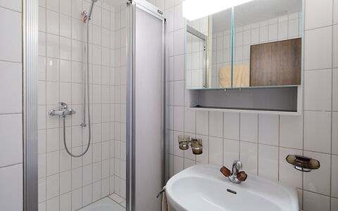 Zermatt 210: Badezimmer, Eigentum, Zimmer, Fliese, Zapfhahn, Grundeigentum, Interior Design, Die Architektur, Bad Zubehör, Armatur