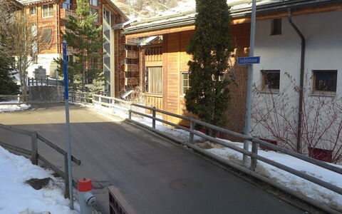 Zermatt 210: Schnee, Winter, Nachbarschaft, Baum, Gebäude, Einfrieren, Die Architektur, Haus, Eis, Bürgersteig