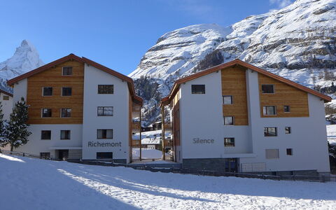 Zermatt 331: Schnee, Himmel, Gebäude, Eigentum, Fenster, Berg, Wolke, Steigung, Tür, Haus
