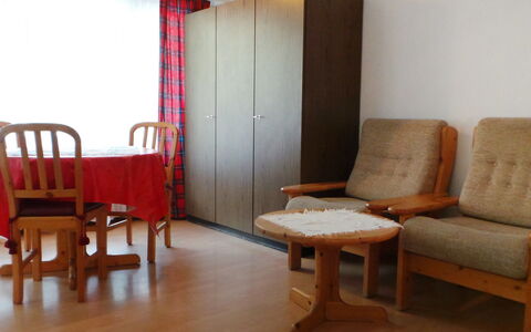 Sonnheim: Zimmer, Möbel, Fussboden, Eigentum, Interior Design, Gebäude, Haus, Tabelle, Hartholz, Stuhl