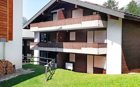 Luchre: Gebäude, Eigentum, Pflanze, Fenster, Himmel, Baum, Grundstueck, Holz, Urban Design, Gras
