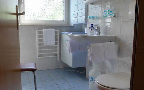 Luchre: Badezimmer, Zimmer, Eigentum, Fliese, Armatur, Fussboden, Toilette, Die Architektur, Interior Design, Sinken