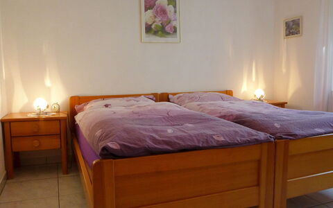Luchre: Schlafzimmer, Bett, Möbel, Matratze, Zimmer, Bettdecke, Bettrahmen, Eigentum, Fussboden, Bedding