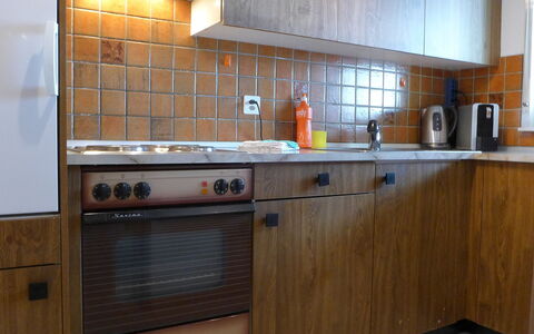 Luchre: Cabinetry, Eigentum, Küche, Zimmer, Möbel, Countertop, Herd, Major Appliance, Interior Design, Gebäude