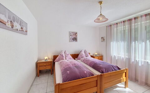 Luchre: Bett, Möbel, Interior Design, Schlafzimmer, Fussboden, Bedding, Bettdecke, Flooring, Holz, Decke