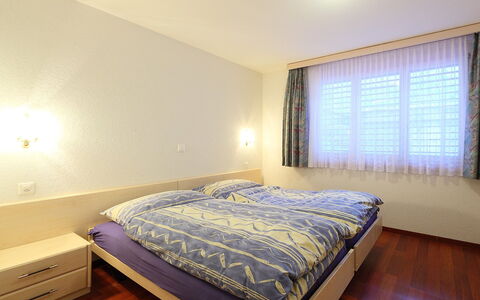 Zermatt 4: Schlafzimmer, Bett, Möbel, Zimmer, Bettdecke, Eigentum, Bedding, Bettrahmen, Matratze, Interior Design