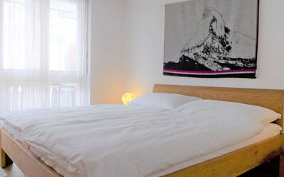 Zermatt 4: Möbel, Eigentum, Komfort, Holz, Textil, Interior Design, Bett, Rechteck, Bettrahmen