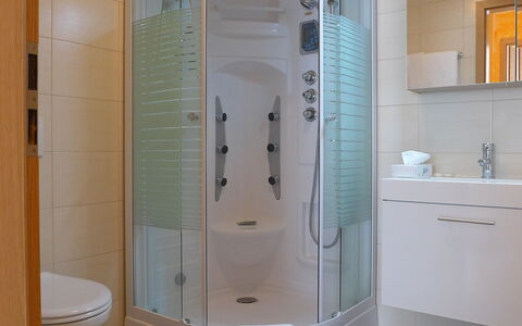Viktoria B: Badezimmer, Zimmer, Eigentum, Fliese, Armatur, Dusche, Duschtür, Tür, Fussboden, Bad Zubehör