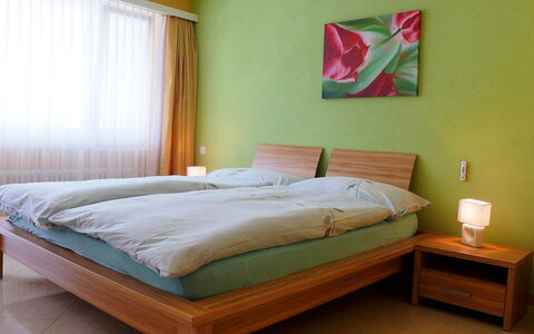 Viktoria B: Schlafzimmer, Bett, Möbel, Matratze, Bettdecke, Zimmer, Eigentum, Bettrahmen, Wand, Fussboden