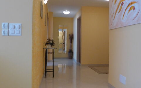 Viktoria B: Zimmer, Fussboden, Eigentum, Wand, Gebäude, Interior Design, Decke, Flooring, Die Architektur, Gips
