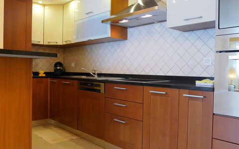 Viktoria B: Countertop, Cabinetry, Küche, Zimmer, Möbel, Eigentum, Interior Design, Schrank, Fussboden, Herd