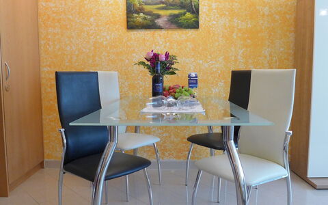 Viktoria B: Zimmer, Esszimmer, Möbel, Tabelle, Eigentum, Gelb, Interior Design, Stuhl, Küche & Esszimmer Tisch, Grundeigentum