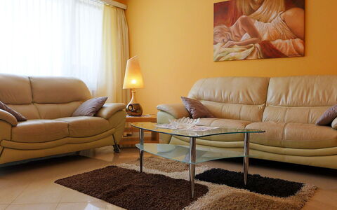 Viktoria B: Wohnzimmer, Möbel, Zimmer, Couch, Eigentum, Interior Design, Fussboden, Kaffetisch, Tabelle, Wand