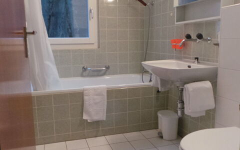 Kondor: Badezimmer, Eigentum, Fliese, Zimmer, Wand, Armatur, Fussboden, Zapfhahn, Sinken, Toilette