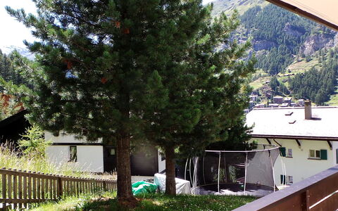 Kondor: Zuhause, Haus, Eigentum, Baum, Grundeigentum, Himmel, Garten, Die Architektur, Gebäude, Wohngebiet