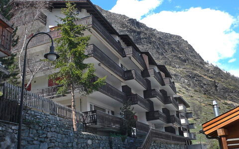 Milihaus a: Wand, Gebäude, \Stadt, Die Architektur, Haus, Berg, Nachbarschaft, Himmel, Baum, Tourismus