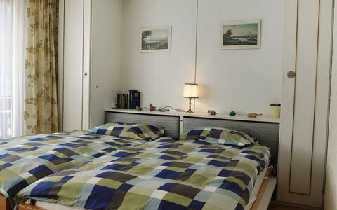 Milihaus a: Schlafzimmer, Bett, Möbel, Zimmer, Eigentum, Bettdecke, Bettrahmen, Bedding, Wand, Interior Design