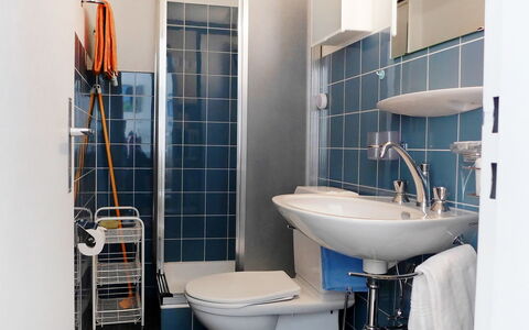 Milihaus a: Badezimmer, Blau, Eigentum, Zimmer, Armatur, Fliese, Toilette, Wand, Gelb, Die Architektur