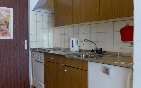 Milihaus a: Countertop, Cabinetry, Zimmer, Küche, Eigentum, Möbel, Major Appliance, Interior Design, Fussboden, Gebäude