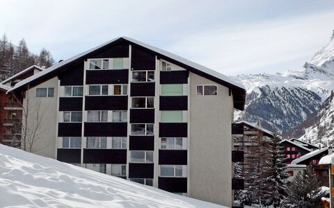 Roc: Himmel, Gebäude, Schnee, Daytime, Eigentum, Fenster, Berg, Wolke, Steigung, Baum