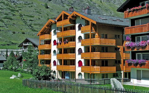 Breithorn: Haus, Eigentum, Zuhause, Gebäude, Die Architektur, Hütte, Holz, Gras, Baum, Gebirge