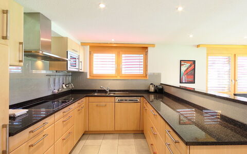 Breithorn: Countertop, Eigentum, Zimmer, Cabinetry, Küche, Möbel, Gelb, Gebäude, Interior Design, Grundeigentum