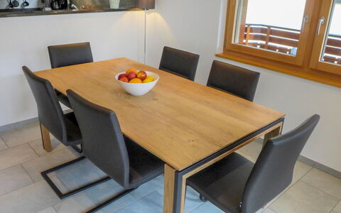 Breithorn: Tabelle, Möbel, Fenster, Eigentum, Stuhl, Geschirr, Gebäude, Holz, Küche & Esszimmer Tisch, Interior Design