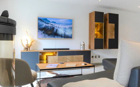Breithorn: Bilderrahmen, Möbel, Eigentum, Tabelle, Komfort, Azurblau, Couch, Holz, Beleuchtung, Interior Design