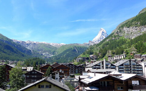 Granit: Bergforms, Berg, Bergdorf, Gebirge, Bergstation, \Stadt, Alpen, Himmel, Menschliche Siedlung, Hochland