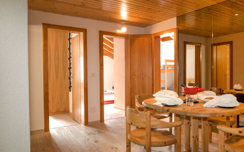 Granit: Eigentum, Möbel, Tabelle, Tür, Holz, Orange, Interior Design, Stuhl, Fussboden