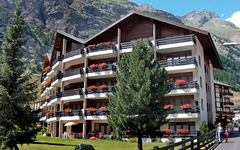 Zermatt 961: Berg, Pflanze, Gebäude, Himmel, Baum, Haus, Steigung, Urban Design, Natürliche Landschaft, Wohngebiet