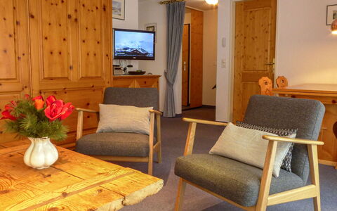 Oasis: Möbel, Blume, Gebäude, Tabelle, Pflanze, Komfort, Holz, Haus, Interior Design, Lampe