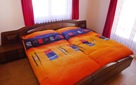 Christl: Bettdecke, Bedding, Orange, Schlafzimmer, Möbel, Bett, Eigentum, Zimmer, Bettrahmen, Rot