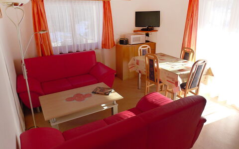 Christl: Zimmer, Rot, Eigentum, Möbel, Interior Design, Orange, Gebäude, Wohnzimmer, Vorhang, Haus