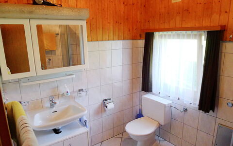 Christl: Badezimmer, Zimmer, Eigentum, Sinken, Fliese, Fussboden, Badezimmerschrank, Möbel, Bad Sink, Gebäude