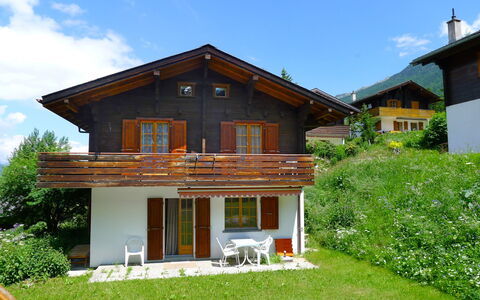 Allegra: Himmel, Pflanze, Wolke, Gebäude, Fenster, Baum, Haus, Grundstueck, Holz, Natürliche Landschaft