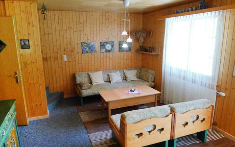 Allegra: Zimmer, Möbel, Eigentum, Haus, Gebäude, Bett, Interior Design, Fussboden, Tabelle, Blockhaus