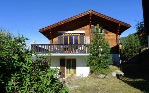 Rietsli: Himmel, Pflanze, Gebäude, Fenster, Haus, Schatten, Grundstueck, Baum, Hütte, Holz