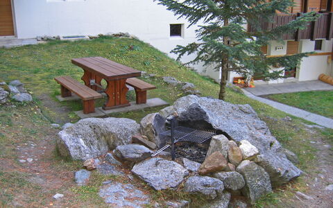 Gentiana (Utoring): Pflanze, Gebäude, Fenster, Strassenbelag, Tabelle, Baum, Flooring, Biome, Gartenmöbel, Tür