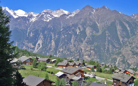Gentiana (Utoring): Himmel, Berg, Gebäude, Natürliche Landschaft, Hochland, Vegetation, Baum, Biome, Bergforms, Haus