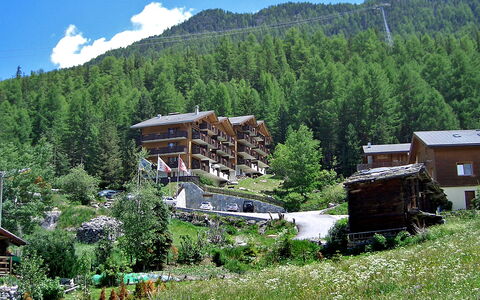 Gentiana (Utoring): Pflanze, Himmel, Berg, Wolke, Grün, Gebäude, Natürliche Landschaft, Haus, Baum, Grundstueck