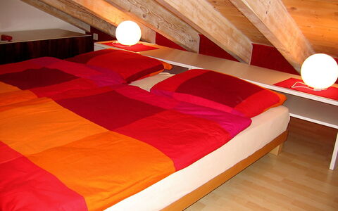 Gentiana (Utoring): Bett, Zimmer, Möbel, Schlafzimmer, Dachboden, Rot, Eigentum, Bettdecke, Orange, Interior Design