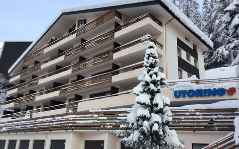 Leukerbad 900: Gebäude, Himmel, Eigentum, Fenster, Schnee, Baum, Einfrieren, Urban Design, Nachbarschaft, Wohngebiet