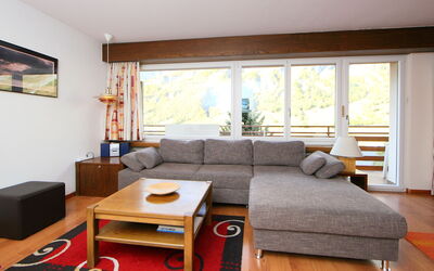 Ringstrasse Apt 312 900.22: Möbel, Couch, Tabelle, Komfort, Holz, Interior Design, Flooring, Die Architektur, Wohnzimmer, Fussboden