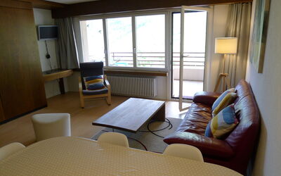 Ringstrasse Apt 121 900.25: Möbel, Tabelle, Couch, Komfort, Vorhang, Wohnzimmer, Stuhl, Holz, Gebäude, Fussboden