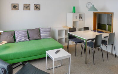 Ringstrasse Apt 125 900.6: Möbel, Tabelle, Couch, Grün, Azurblau, Komfort, Wohnzimmer, Interior Design, Die Architektur, Fussboden