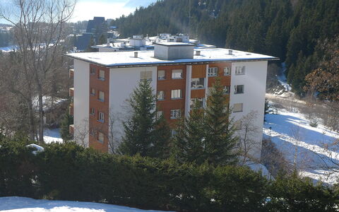 Crans-Montana 105: Gebäude, Schnee, Pflanze, Himmel, Fenster, Berg, Baum, Steigung, Wolke, Haus