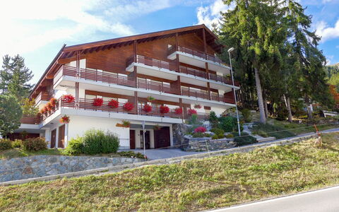 Crans-Montana 120: Wolke, Pflanze, Himmel, Gebäude, Fenster, Baum, Grundstueck, Haus, Urban Design, Wohngebiet
