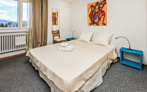 Crans-Montana 130: Wand, Interior Design, Holz, Bett, Schlafzimmer, Möbel, Flooring, Fussboden, Zimmer, Bettdecke